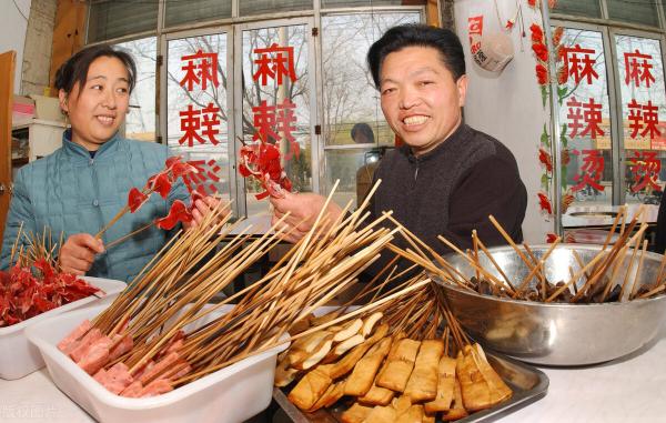 麻辣烫店一年能赚多少钱（重庆男人卖麻辣烫）