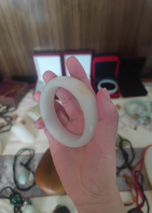 纯玉镯的图片和价格（千元）