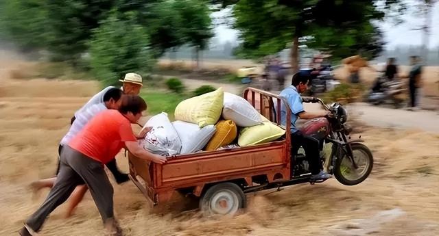 拉货电三轮车价格图片（拉货三轮车要关注什么）