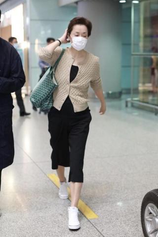 中年女士包价格（毛阿敏背7000多的挎包出门）