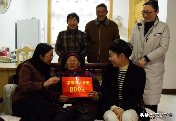 农村户口60岁以上每月领多少钱（高龄补贴要怎么认证）