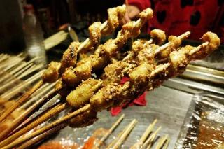 烤面筋一月能挣多少钱（老两口卖烤面筋）
