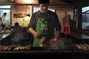 开个烧烤店大概多少钱（我开店请了个烧烤师傅）