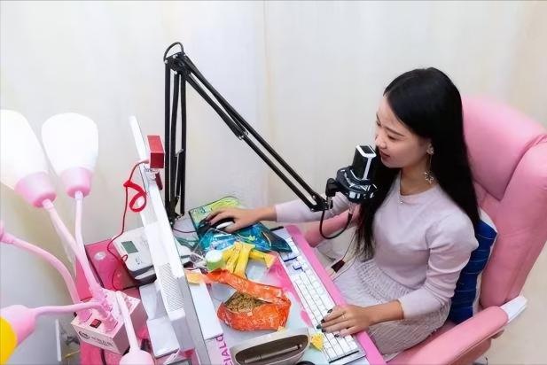 学街舞一个月多少钱（18岁少女辍学直播）