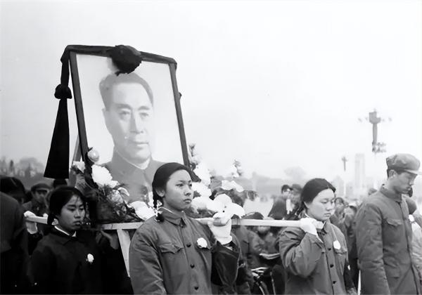 众人皆有价格（清理周总理遗物时）