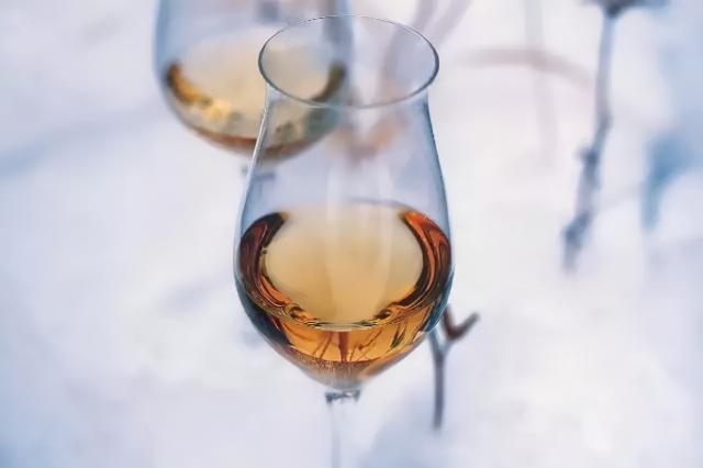 冰白葡萄酒多少钱一瓶（500元以下买不到真的冰酒吗）