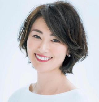 染黑茶色一般要多少钱（50岁女人在染发时）