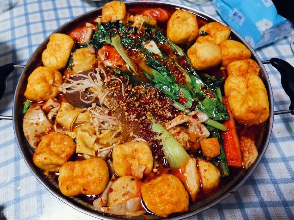 麻辣烫店一年能赚多少钱（重庆麻辣烫店凭）