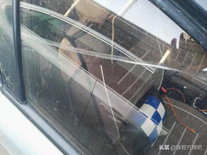 汽車前擋膜多少錢（胖哥22元更換車窗玻璃膜）