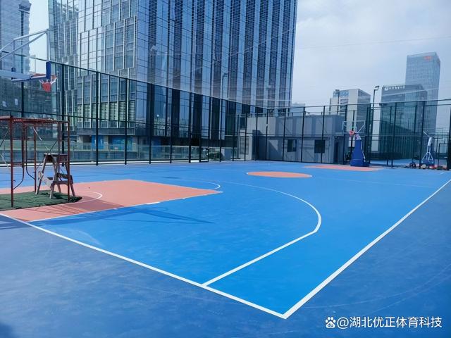 体育场围网一平方米多少钱（硅pu篮球场造价多少）