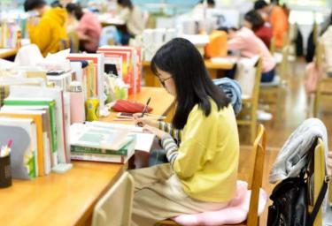 读研究生学费多少钱一年（考研再遇）
