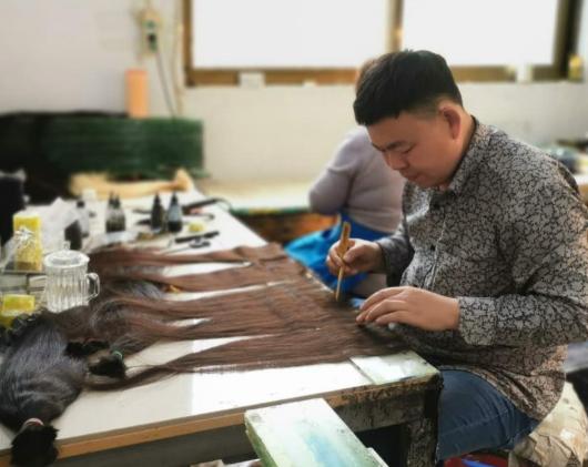 在理发店接头发多少钱（河南小伙给2万女人接发）