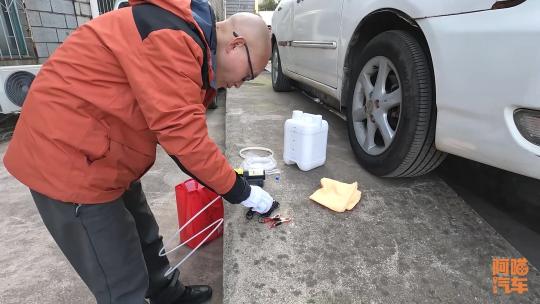 保养换机油多少钱（换机油用抽油泵换好）