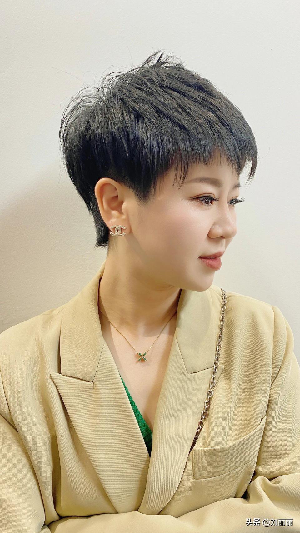 窄丰额头多少钱（短发美还是长发美）