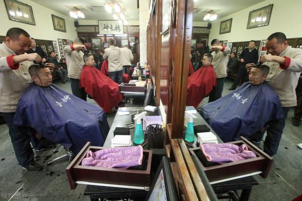 理发店一年能赚多少钱（湖南一家理发店利用）