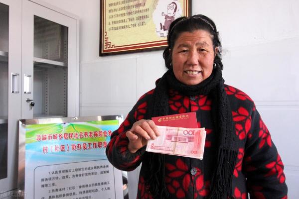 养老保险要交多少钱（城乡养老保险交哪个档次最划算）