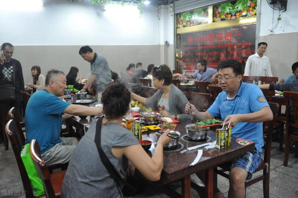 开个火锅店大概需要多少钱（河南夫妻开火锅店）