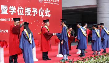 读研究生学费多少钱一年（研究生的）