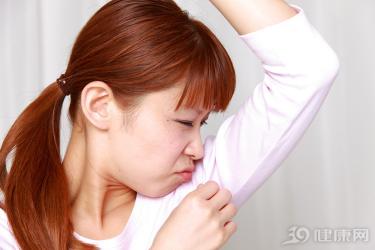 微創(chuàng)腋臭手術(shù)多少錢（一抬手就聞到腋下的狐臭味）