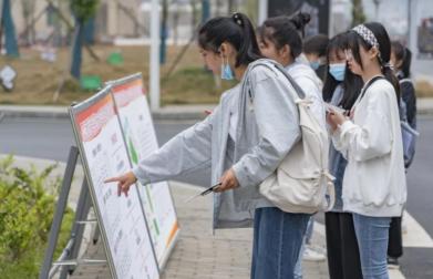 读研究生学费多少钱一年（研究生迎来）