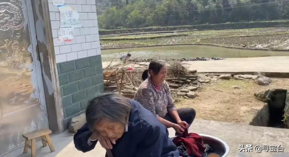 足银多少钱（大姐拿出家传翡翠玉只要200块）