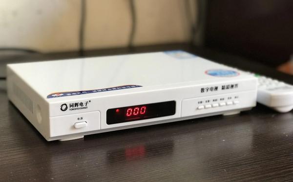 網(wǎng)線多少錢(qián)一年（電視盒子與有線機(jī)頂盒哪一種更適合家用）