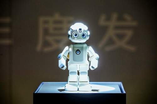 腾讯叮当与优必选合作推出的智能便携机器人悟空正式发布